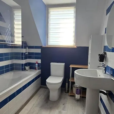 2-6 P. Dans Un Hameau Paisible *